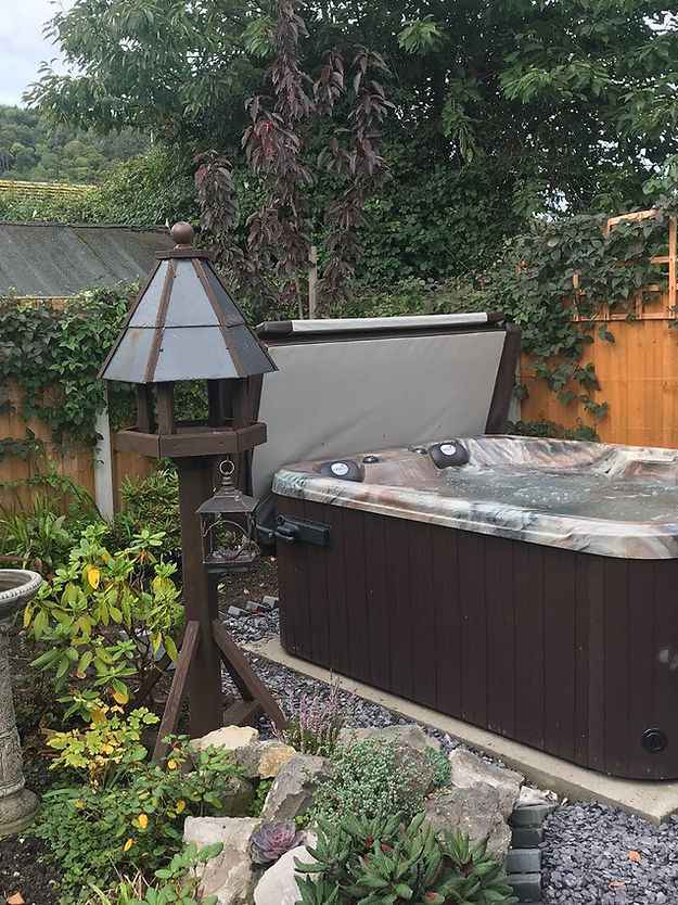 Quattro Hot Tub 4-Person Spa – Compact Design with Lounger and Captain’s Chair Patio Elegance